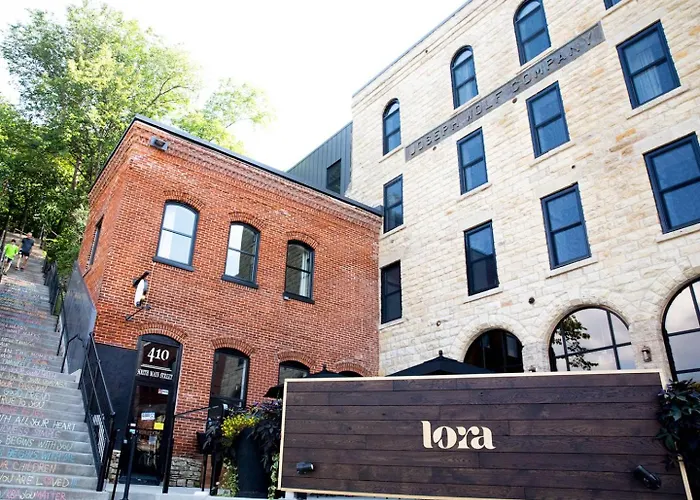 Luxury hotel only: Lora