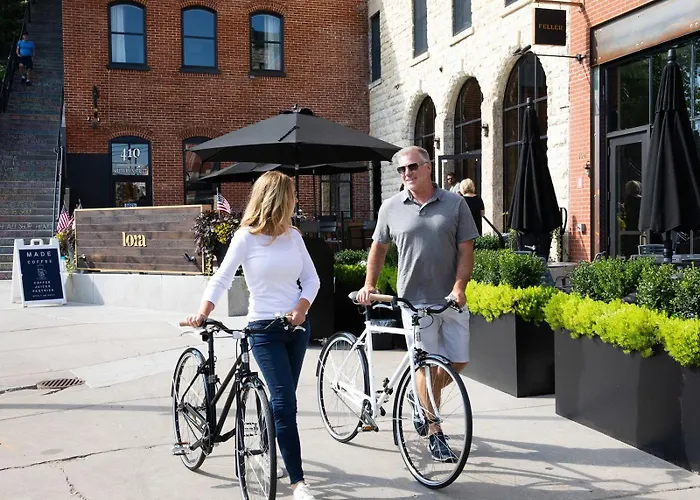 Luxury hotel only: Lora